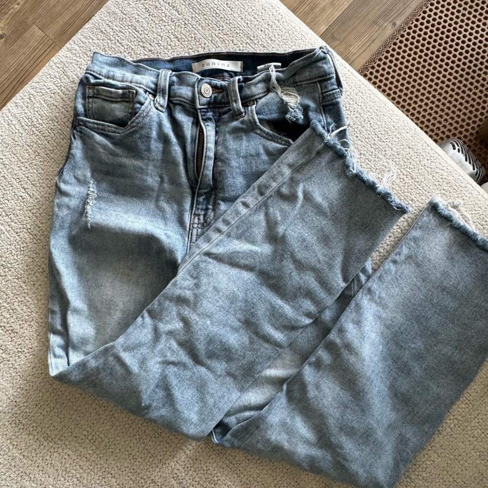 Cute stretchy ripped light jeans